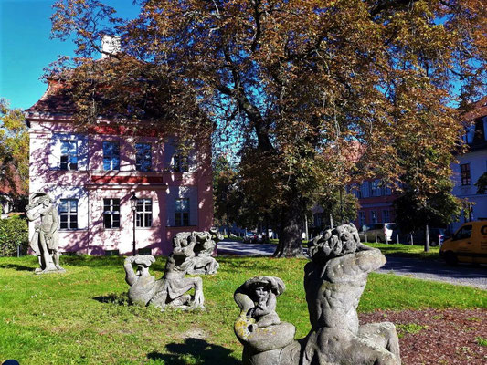 "Domhof" Brandenburg. Die Skulpturengruppe wird dem Barockbildhauer  "Gian Lorenzo Bernini" - 17. Jh. - zugeordnet. Auf KunstKaufUmwegen hat die Figurengruppe mit der "Schönen Galatea" auf der Dominsel ihren Platz gefunden