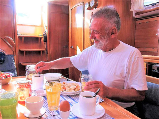 .....  und frühstücken - so sieht unsere Segelyacht von Innen aus