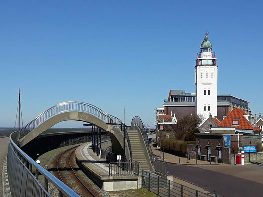 Der alte Leuchtturm, ein Wahrzeichen von Harlingen und der originell gebaute Übergang zum Wasser, zur Stadt