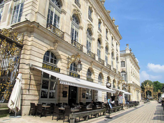 "Grand Cafe Foy" / Stanislas-Place - das prächtige Haus ist im Privatbesitz, daneben das Museum der "Schönen Künste"