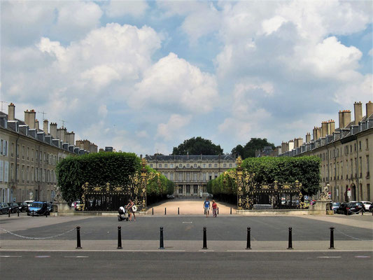 Blick auf den Place de la Carriére - zwei bedeutende Gebäude stehen hier vis-á-vis - das Amts- und das Berufungsgericht