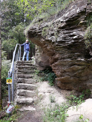 Fri-Fra-Loch - Freifrauhöhle - über diese Stufen erreichen wir die karge Wohnstatt.