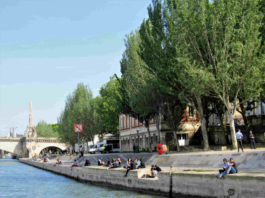  Touristen und Pariser tummeln sich am Abgang der Pont Neuf. Liebende für den Augenblick?