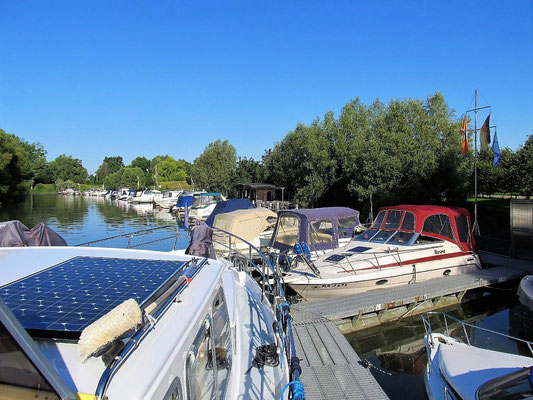 Hafen Neuenburg - bei dieser Strömung in den Hafen zu fahren, brachte Jürgen ein Handgeklapper der Anwesenden. Man muß um 360° drehen und gegen die Strömung den Hafen anfahren