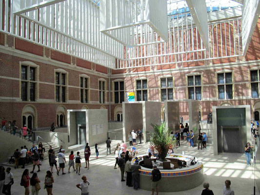 mit Blick in die lichtdurchflutete Eingangshalle des Museums