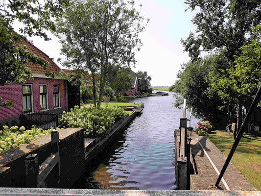 Die kleine Schleuse wird in Handarbeit geöffnet 