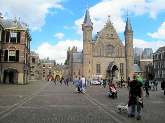 "Binnenhof" im Hintergrund der Blick auf den "Rittersaal" / 13. Jh. - in frühen Zeiten Versammlungsort der Regierenden ... ...