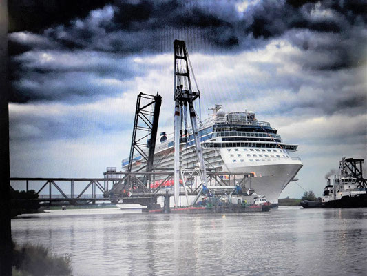 Und so sieht es aus, wenn ein neues Kreuzfahrtschiff die Meyer-Werft in Papenburg verlässt. Die Weener Eisenbahnbrücke ist seit Jahren stark beschädigt, freie Fahrt für Big-Schiffe - Internetaufnahme