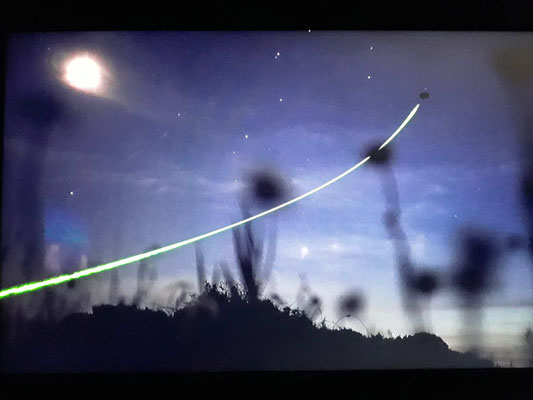 Das Video nennt Roosegaarde "Windvogel" - mit einer Lichtspur bis rauf zum Drachen bewegt er sich am Himmel