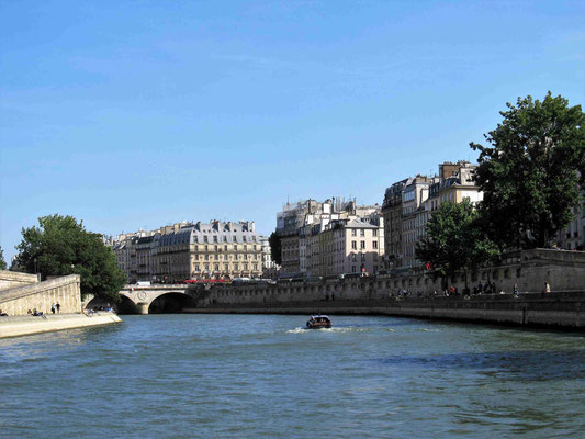 Bergfahrt auf der Seine zwischen der Ìle de la Cité und dem linken Seineufer