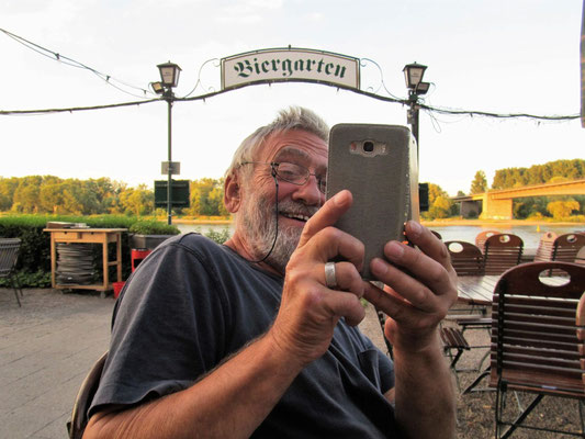 In unserem Lieblingsbiergarten. Pfälzer Teller - welch eine Lust, Graubrot steht wieder auf der Speisekarte