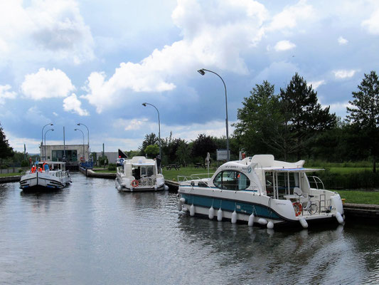 Charterboote, sie warten auf die Einfahrt in die Schleuse Réchicourt