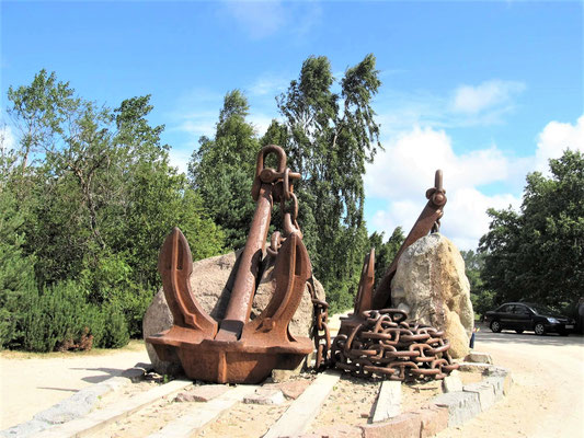 Anker in allen Größen sind im Park verteilt