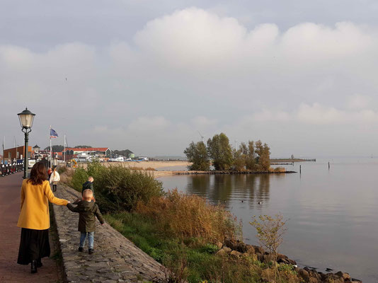 In Urk gilt - "Am siebten Tage sollst du ruhen" und heute ist Sonntag. Die Stadt hat mit den höchsten Kinderanteil, am Sonntag darf kein Bier gezapft werden, Väter gehen mit ihren Kindern spazieren und die Mama kocht ;-)) Das erzählte uns ein Papa