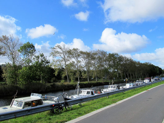 Am Kanal entlang nach Nieuwpoort Stadt und Bad