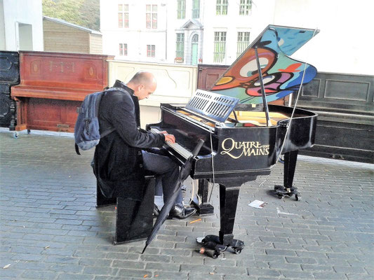 Unter dem Dach waren Klaviere im Kreis aufgestellt, das Piano in der Mitte. Täglich gab es kleine Live Konzerte 