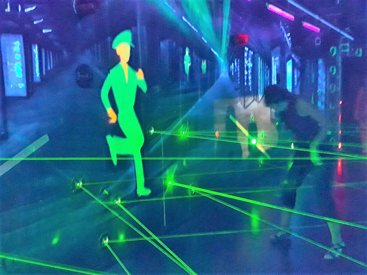 "Laserparcour" im Spionagemuseum - rechts im Bild versucht die junge Frau den Laserstrahlen auszuweichen