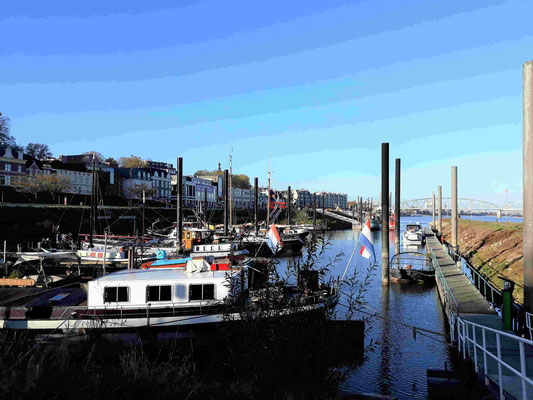 "Passantenhafen Nijmegen" - zentral gelegen mit einer guten Anlegestelle. 