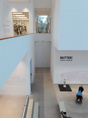 Die ungewöhnliche Helligkeit in der neuen Kunsthalle gehört zur neuen Architektur des Museumsbaus. "Ich bin überwältigt. Die Weite, die Helligkeit, die Schönheit", schwärmt ein Gast zur Eröffnung der Kunsthalle. Nur wenige Kunstwerke waren "ausgestellt"