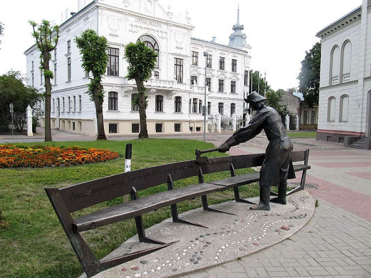 Gymnasium Liepaja und Skulptur zur Hymne