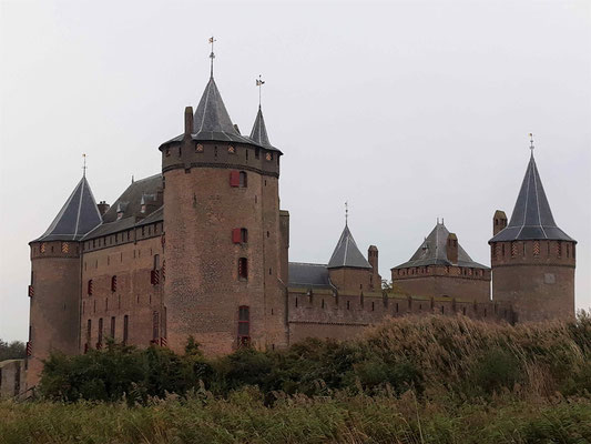 Schloss "Muiderslot" an der Mündung der Vecht, ein imposantes Gebäude aus dem Jahr 1285, gut erhalten und sehenswert