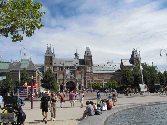 Schnitt - die Kinder sind abgereist - wir besichtigen das "Vincent Van Gogh" Museum. Blick vom Museumplein aus auf das Rijksmuseum