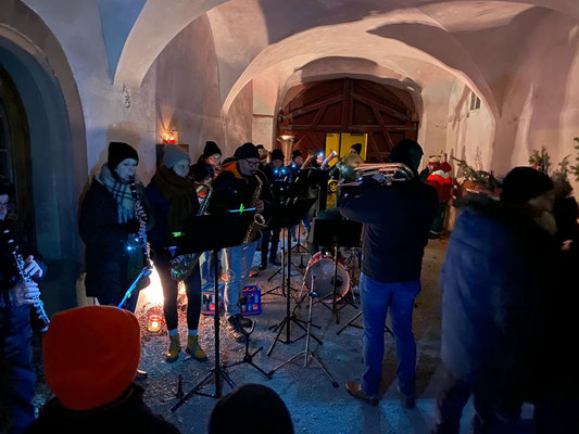 Die Steigerwaldkapelle Oberschwarzach sorgte für die musikalische Umrahmung und gute Stimmung im Schlosshof