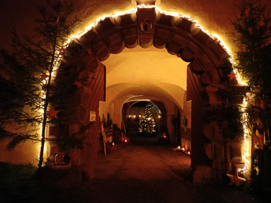 Der Schlosshof war liebevoll dekoriert und verbreitete vorweihnachtliches Flair