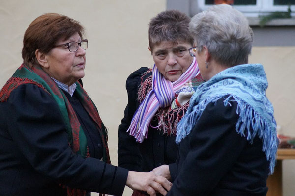 Die Handthaler Volkssängerinnen in Tracht