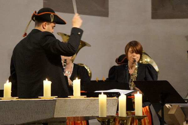 Die Steigerwaldkapelle spielte: "Es ist wieder Weihnachtszeit", "Driving home for Christmas", "Do they know it's Christmas" und "Halleluja"