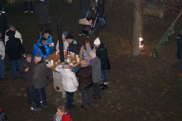 ... und unsere bewährten Holzöfen ließen die Gäste lange im Schlosshof verweilen.