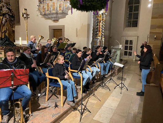 Die gut besuchte Pfarrkirche war von vorweihnachtlichen Klängen erfüllt 