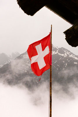 Schweizer Fahne mit Alpen