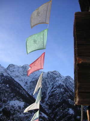 Tibetische Gebetsfahnen in den Alpen