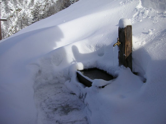 Brunnen vom Schnee befreit