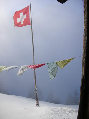 Gebetsfahnen und Schweizer Fahne