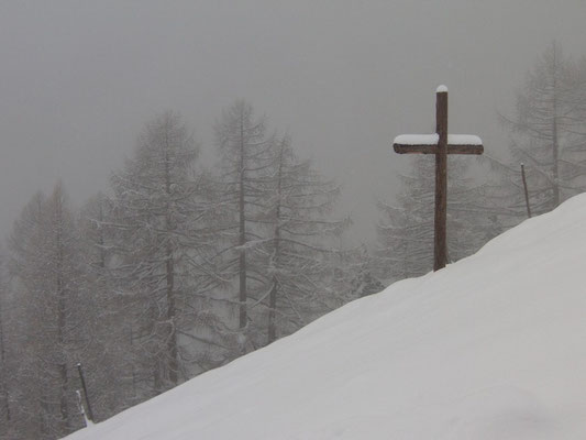 Kreuz in der Winterlandschaft