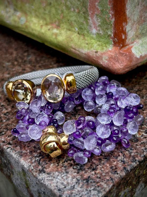 Metallarmband mit Rauchquarz und Citrin € 590,00, Armband mit Brioletts aus Amethyst € 790,00
