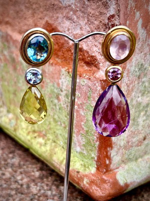 Oldenburg mit Sky blue Topas, Sterl. verg. €795,00, Zwischenstück sky blue Sterl. verg.€205,00, Anhänger Lemoncitrin€270,00 Oldenburg mit Rosenquarz Sterl. verg.€ 600,00, Zwischenstück Sterl. verg. Amethyst €225,00, Anhänger Amethyst €715,00