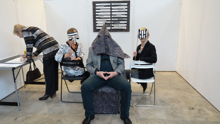 Installation und Performance "zwischen schwarz und weiß"