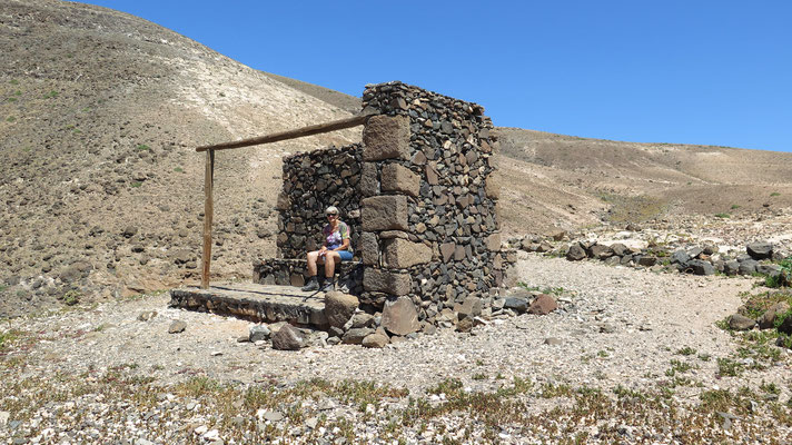 Refugio del Aljibe - früher mal mit Schattendach - spendet trotzdem etwas Schutz gegen die Sonne