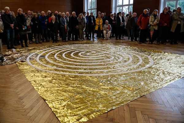 "Versuche zur Alchemie - Sal Merkur Sulfur" Wand- und Boden-Installation mit Malerei, Rettungsdecken, Klebestreifen und Salz von Heidemarie Ehlke, 2017