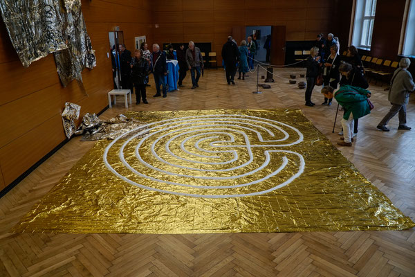 "Versuche zur Alchemie - Sal Merkur Sulfur" Wand- und Boden-Installation mit Malerei, Rettungsdecken, Klebestreifen und Salz von Heidemarie Ehlke, 2017