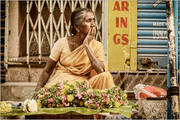 Blumenverkäuferin in Madurai, Tamil Nadu