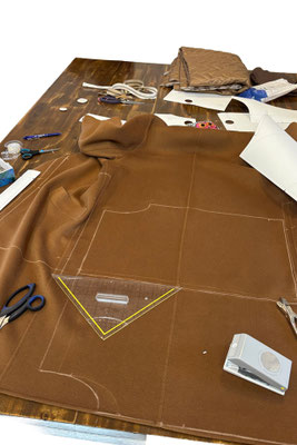 Upcycling in Arbeit: Ein alter Mantel wird Schritt für Schritt zu einer frischen, neuen Jacke transformiert