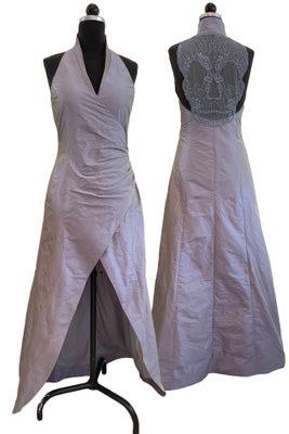 Kleid aus Zartvioletter Wildseide mit Totenkopf aus Spitze