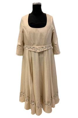 Organic Silk (Peace Silk) bestickt mit zarten Blütenranken am Saum und im Gürtel