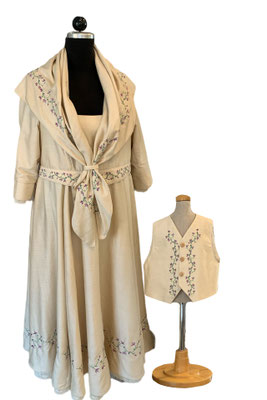Organic Silk (Peace Silk) mit passender Stola. Rechts: Kinderweste aus bestickter Organic Silk