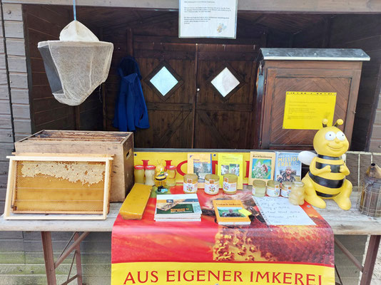 Stand mit Bienen-Schaukästen, Foto: Imker M. John