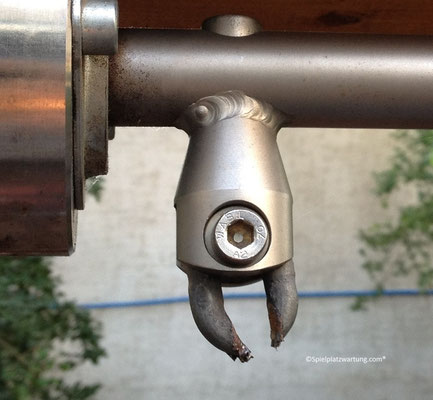 Das durchgeriebene Schaukel-Kettenglied garantierte den Abflug. Kind verletzt.